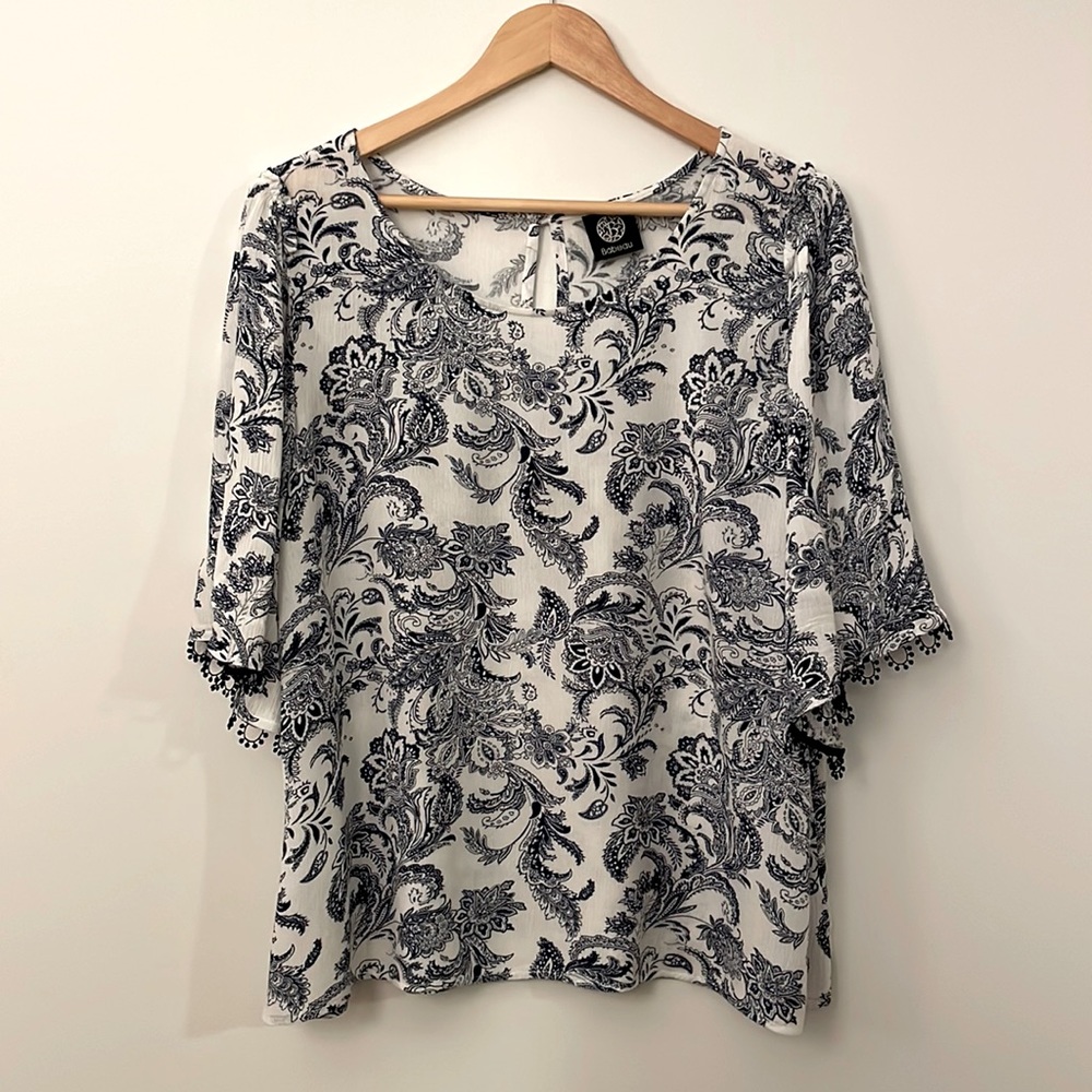 Adorable white top with navy paisley